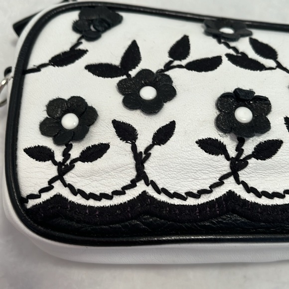 Isabella Fiore Flowers Cosmetic Case - Picture 10 of 15